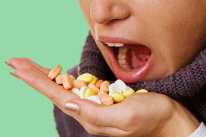 Девушка ест таблетки