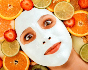 Девушка в маске среди апельсинов