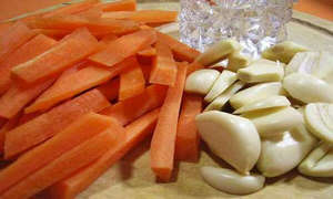 Нарезанные морковь и чеснок