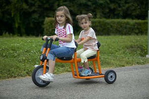Велосипед для двоих детей