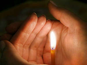 Церковная свеча в руках