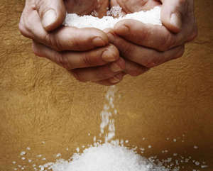 Из рук сыпется соль