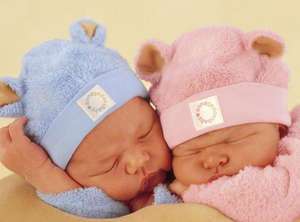 Новорожденные мальчик и девочка спят