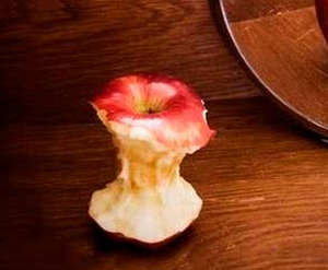 Огрызок яблока на столе