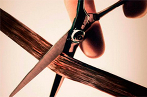 Отрезание волос ножницами