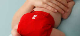 Малыш в красном памперсе