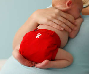Малыш в красном памперсе