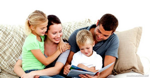 Семья за чтением
