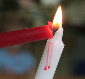 Белая и красная свечи