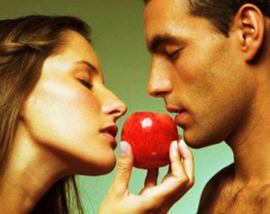 Девушка предлагает мужчине яблоко