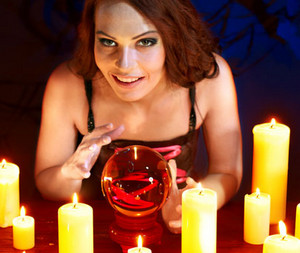 Девушка проводит магический обряд при свечах