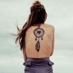 Девушка с татуировкой на спине
