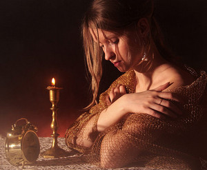 Девушка в шали возле свечи