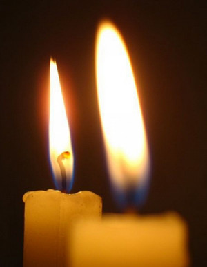 Две горящие свечки
