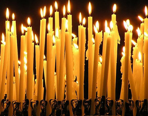 Множество церковных свечей