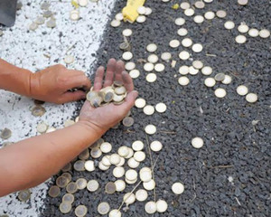 Монеты на дороге