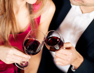Мужчина и женщина пьют вино