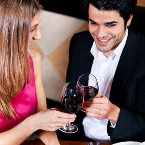 Мужчина и женщина пьют вино