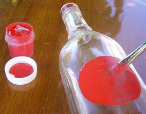 Покраска бутылки в красный цвет