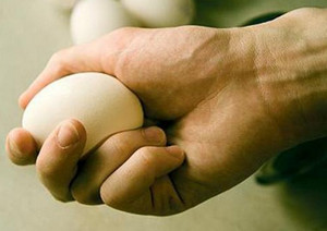 Яйцо в руках