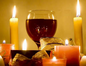 Бокал красного вина и свечи