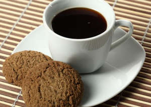Чашка кофе и овсяное печенье