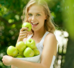 Девушка ест яблоки