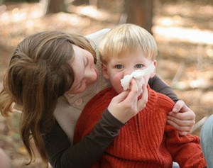 Мама вытирает нос ребенку