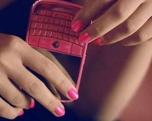 Мобильный телефон в руках