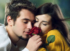 Мужчина и женщина нюхают розу