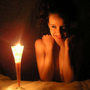 Обнаженная девушка при свече