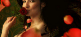 Очаровательная женщина среди лепестков роз