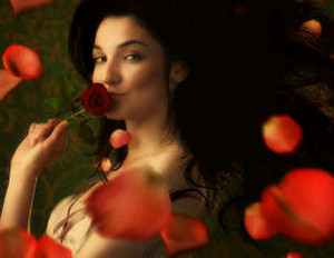 Очаровательная женщина среди лепестков роз