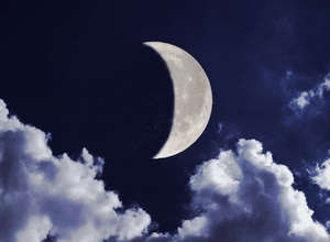 Растущая Луна в ночном небе