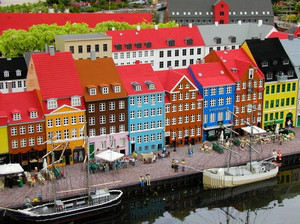 Разноцветные домики в парке Леголенд в Дании