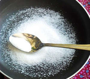 Соль на сковороде