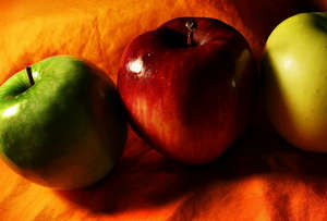 Три яблока