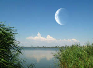 Убывающая Луна над озером