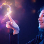 Женщина указывает пальцем в сердечко из дыма
