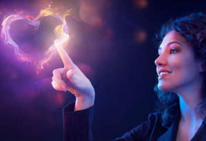 Женщина указывает пальцем в сердечко из дыма