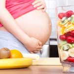 Беременная женщина и фрукты