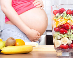 Беременная женщина и фрукты