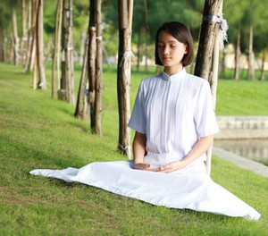 Девушка медитирует в парке