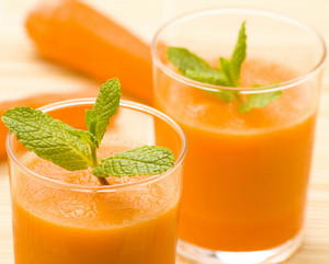 Два стакана морковных смузи