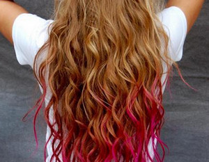 Концы волос окрашены в розовый цвет