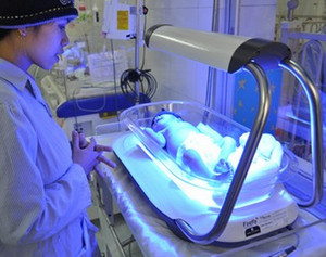 Процедуры фототерапии у новорожденного