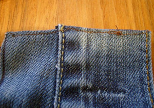 Сшитые внахлест части джинсовой ткани