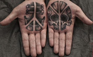 Татуировки в виде рун на ладонях мужчины