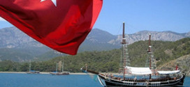 Турецкий флаг на фоне неба