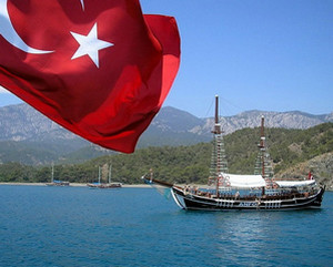 Турецкий флаг на фоне неба